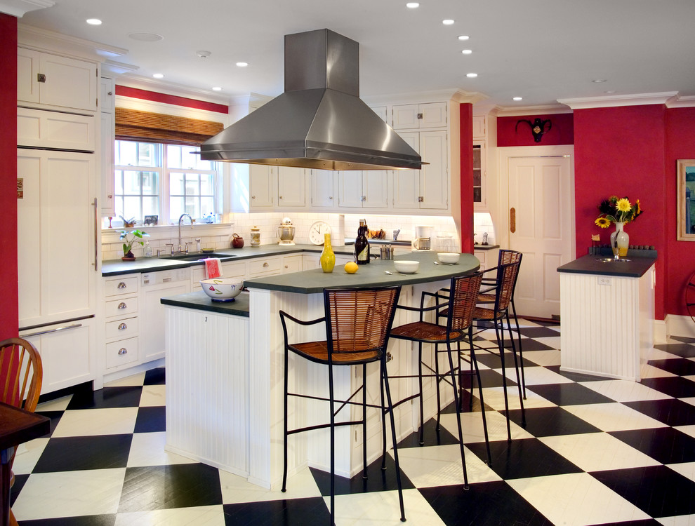 ニューヨークにあるトラディショナルスタイルのおしゃれなキッチン (シェーカースタイル扉のキャビネット、白いキャビネット、白いキッチンパネル、サブウェイタイルのキッチンパネル、パネルと同色の調理設備) の写真