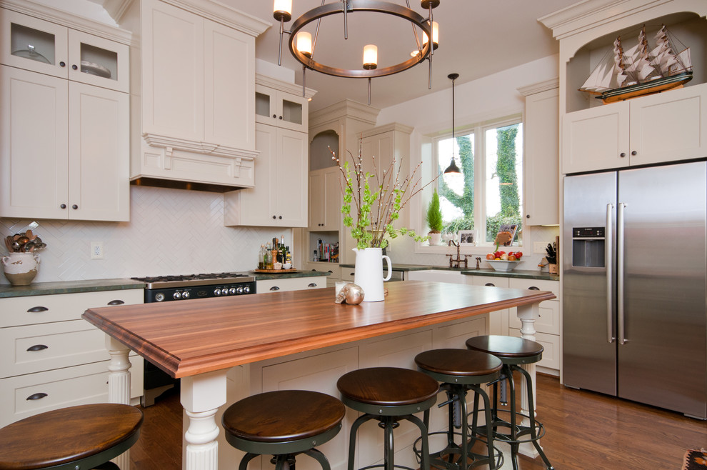 Exempel på ett klassiskt kök, med en rustik diskho, skåp i shakerstil, beige skåp, vitt stänkskydd och rostfria vitvaror