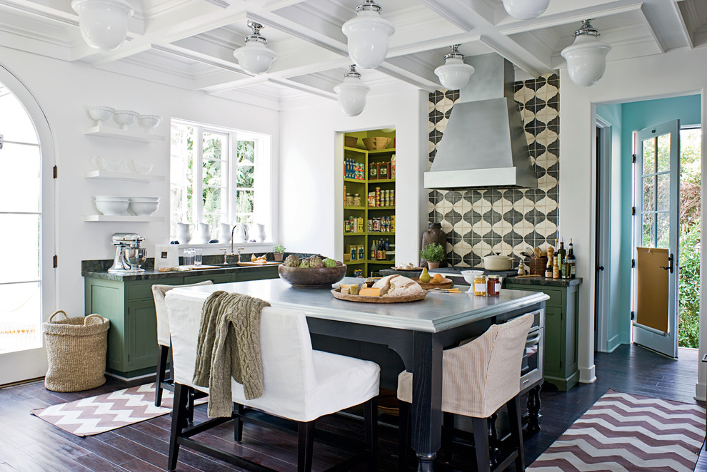 На фото: кухня в средиземноморском стиле с фасадами в стиле шейкер, зелеными фасадами, разноцветным фартуком, темным паркетным полом, островом и красивой плиткой с