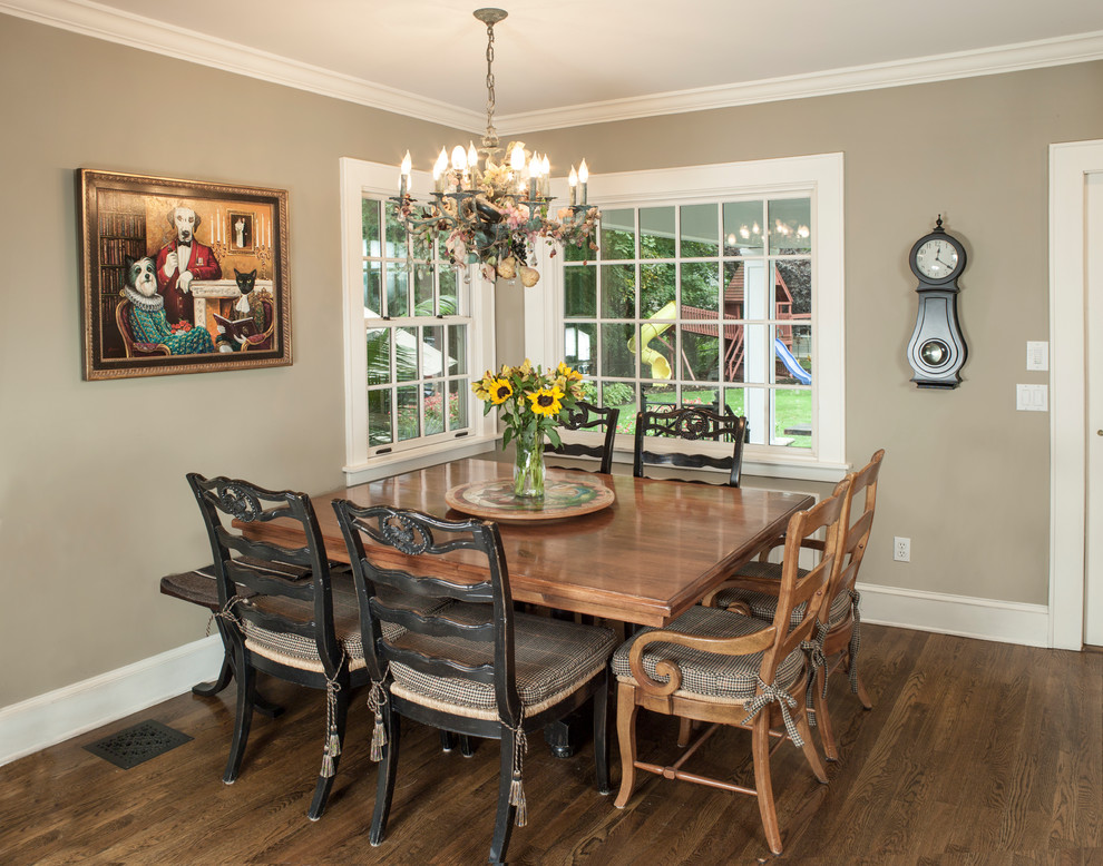 Foto di una grande sala da pranzo aperta verso la cucina classica con parquet scuro e pavimento marrone