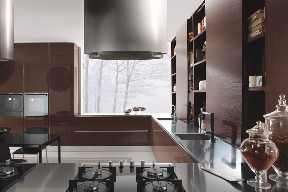 Foto de cocina contemporánea grande con armarios con paneles lisos y puertas de armario de madera en tonos medios