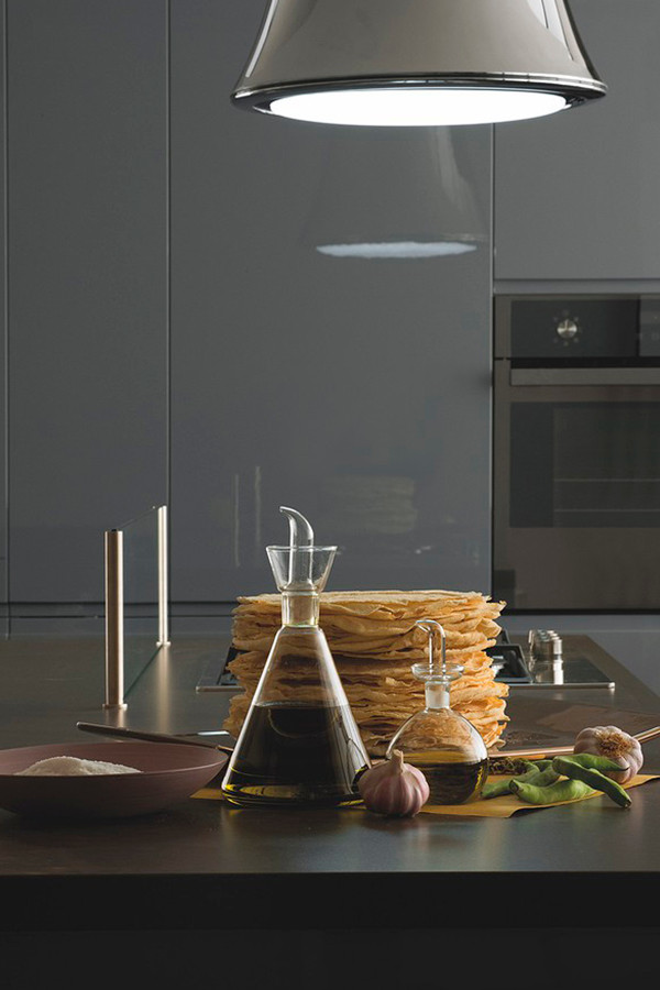 Imagen de cocina comedor lineal actual de tamaño medio con armarios con paneles lisos y una isla