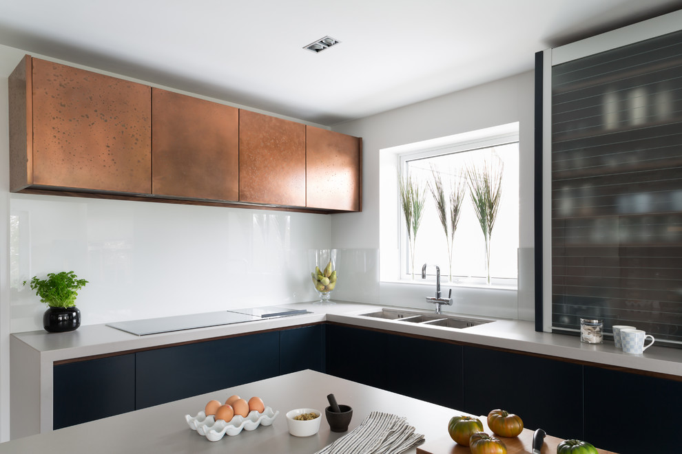 Esempio di una cucina design di medie dimensioni con lavello integrato, ante lisce, ante blu, top in quarzite, paraspruzzi bianco, paraspruzzi con lastra di vetro, elettrodomestici da incasso e pavimento in gres porcellanato