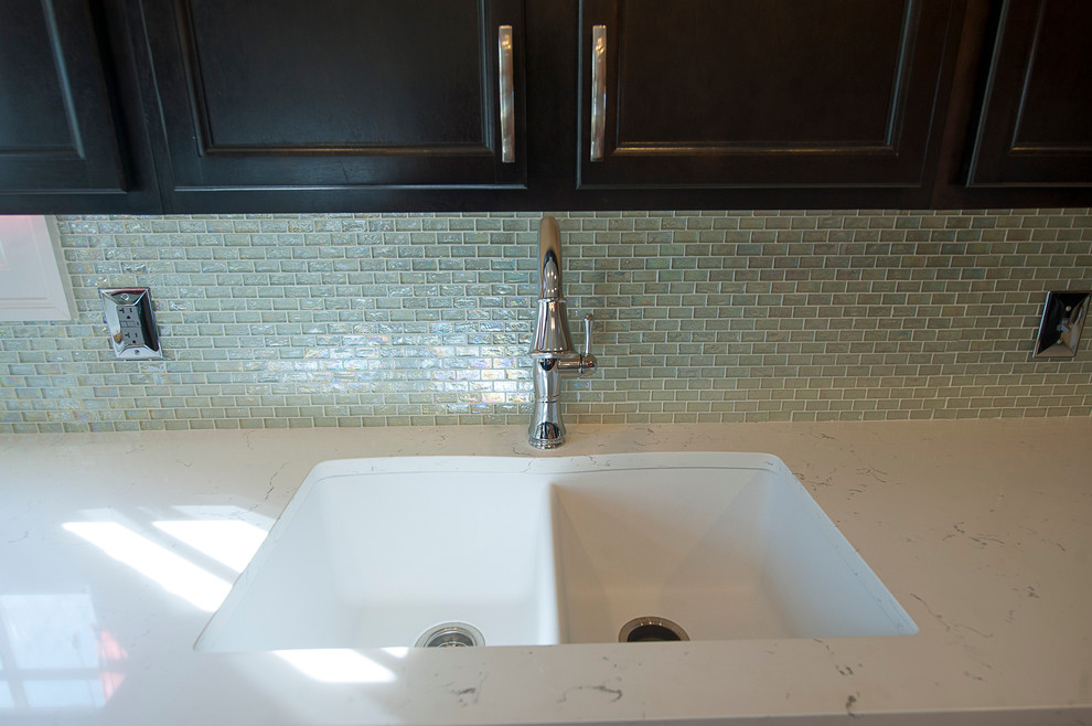 Ejemplo de cuarto de baño retro de tamaño medio con armarios con paneles empotrados, puertas de armario de madera en tonos medios, paredes grises y suelo de linóleo