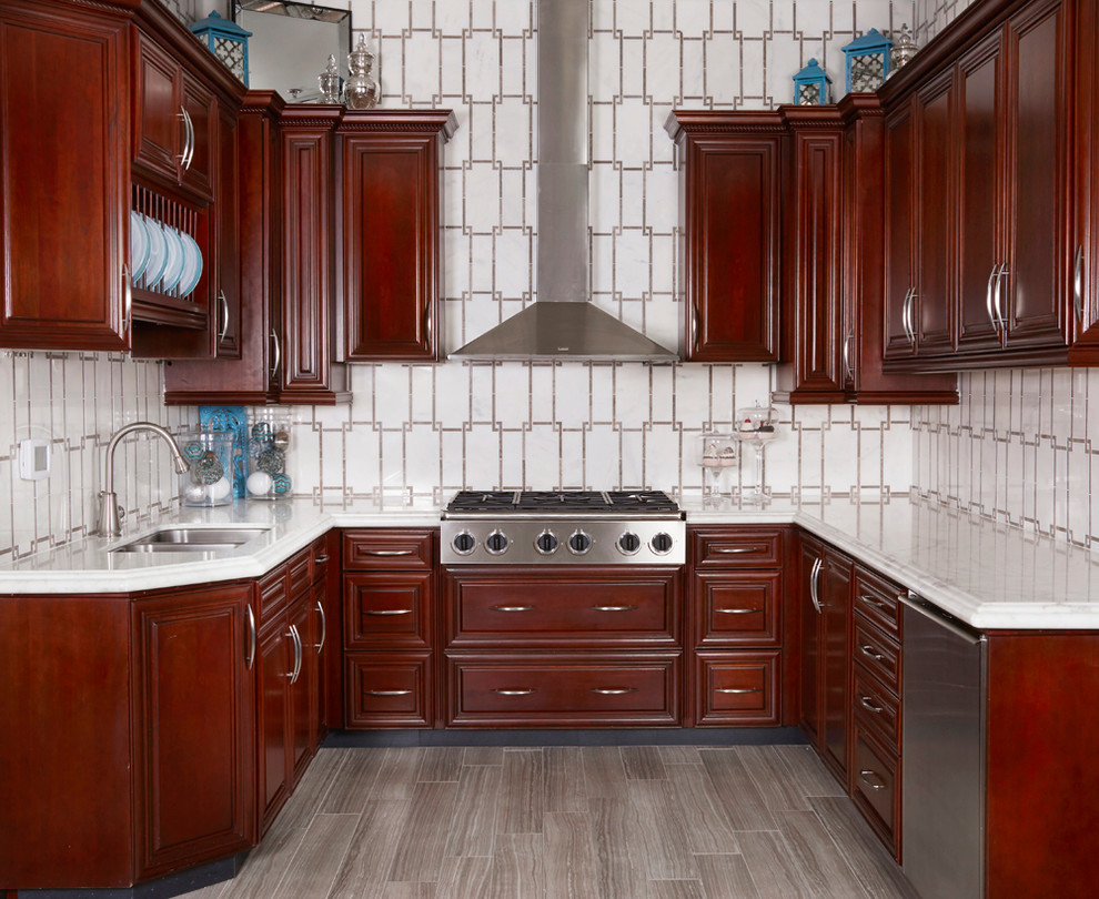 Idéer för ett mellanstort vit u-kök, med marmorbänkskiva, vitt stänkskydd, spegel som stänkskydd, klinkergolv i porslin, en dubbel diskho, skåp i mörkt trä, rostfria vitvaror, grått golv och luckor med upphöjd panel