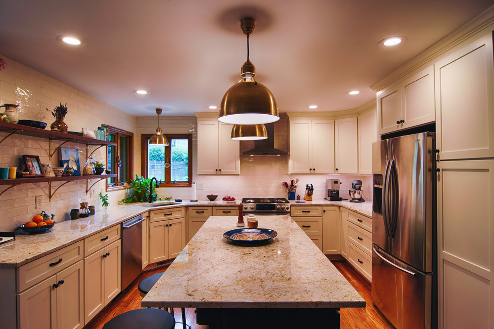 Immagine di una cucina moderna di medie dimensioni con top in marmo, paraspruzzi bianco, pavimento in laminato, pavimento arancione e top bianco