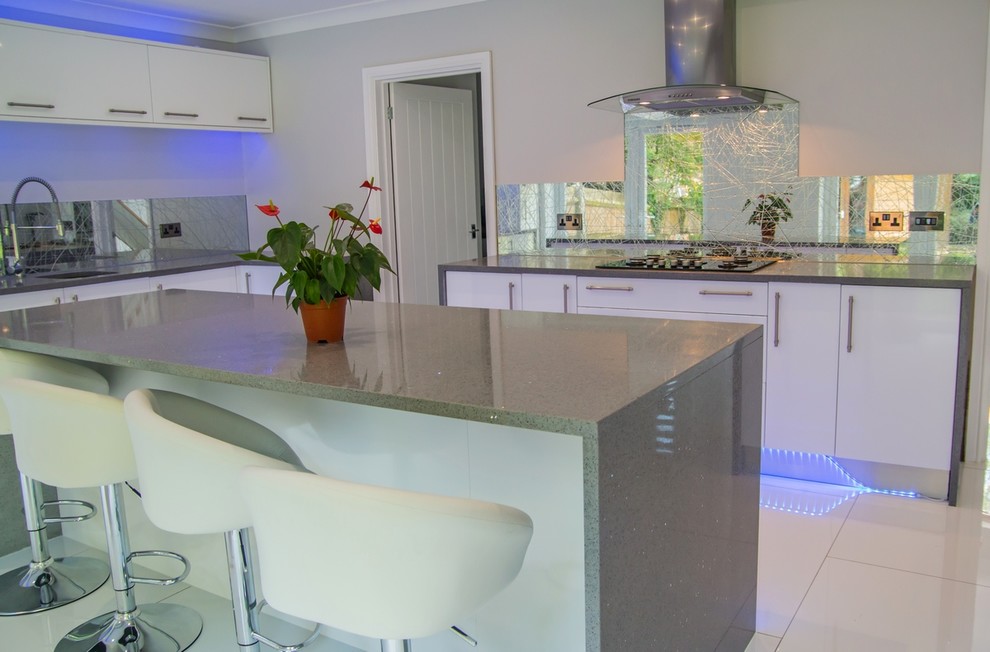 Photo of a modern kitchen in Hertfordshire with mirror splashback.