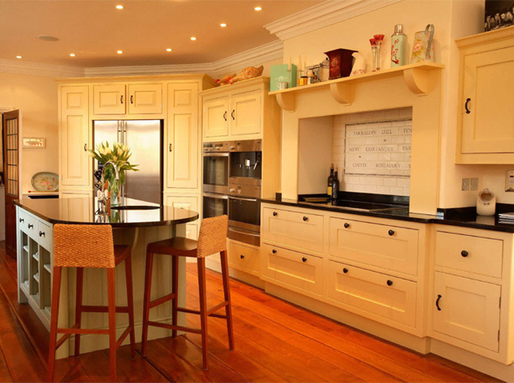 Foto di un grande cucina con isola centrale design con ante in stile shaker e pavimento in legno massello medio
