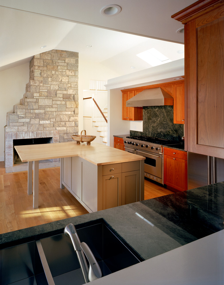 Moderne Wohnküche in L-Form mit Unterbauwaschbecken, Schrankfronten im Shaker-Stil, hellbraunen Holzschränken, Granit-Arbeitsplatte, Rückwand aus Stein und Küchengeräten aus Edelstahl in New York