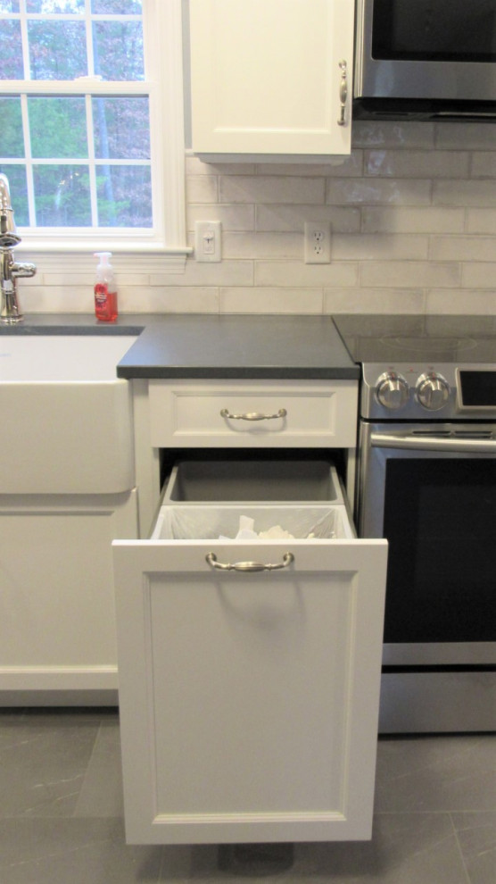 Idéer för att renovera ett mellanstort vintage grå grått kök, med en rustik diskho, luckor med infälld panel, vita skåp, bänkskiva i kvarts, grått stänkskydd, stänkskydd i keramik, rostfria vitvaror, klinkergolv i porslin, en halv köksö och grått golv