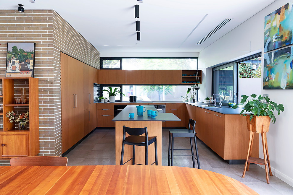 Immagine di una cucina minimalista con lavello a doppia vasca, ante lisce, ante in legno scuro, top in quarzo composito e pavimento in gres porcellanato