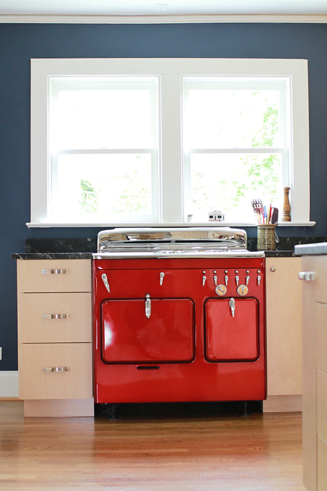Inspiration pour une petite cuisine américaine parallèle design en bois clair avec un placard à porte plane, une crédence multicolore et une crédence en bois.