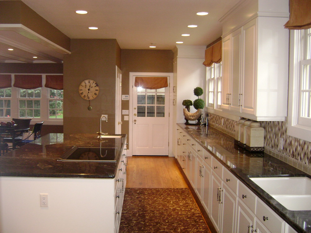 Inspiration for a classic kitchen in Sacramento.
