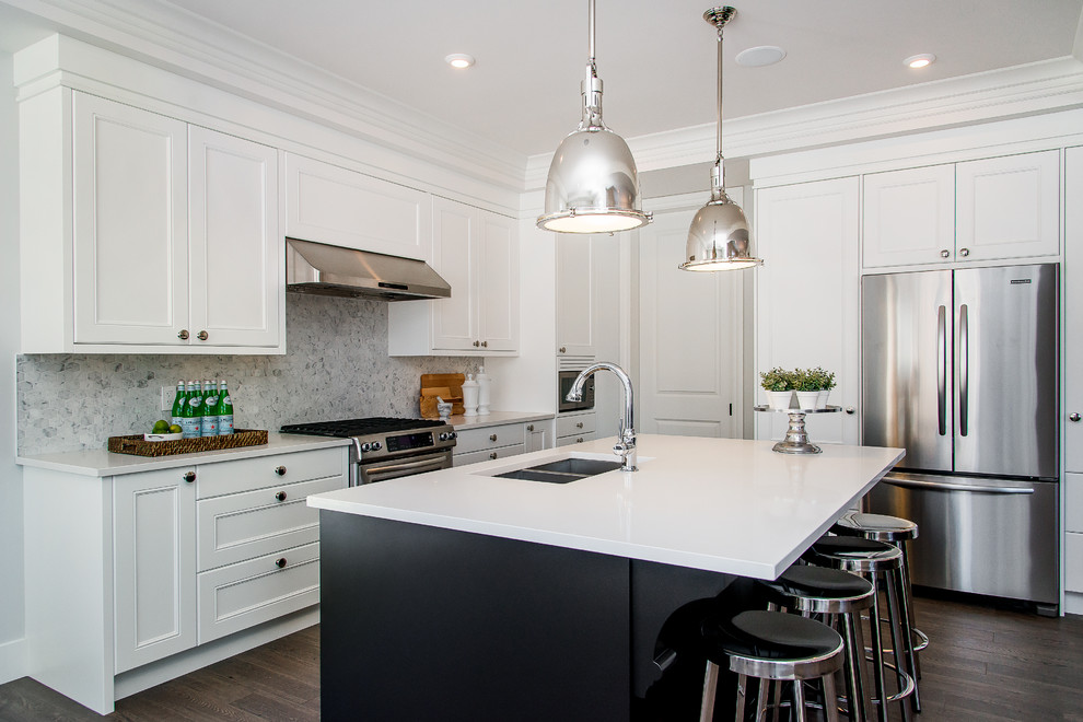 Klassische Küche mit Schrankfronten mit vertiefter Füllung, weißen Schränken und Küchenrückwand in Grau in Sonstige