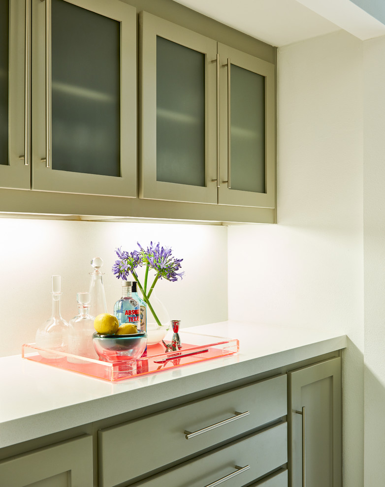 Ispirazione per una cucina abitabile moderna di medie dimensioni con ante di vetro, ante bianche e paraspruzzi bianco