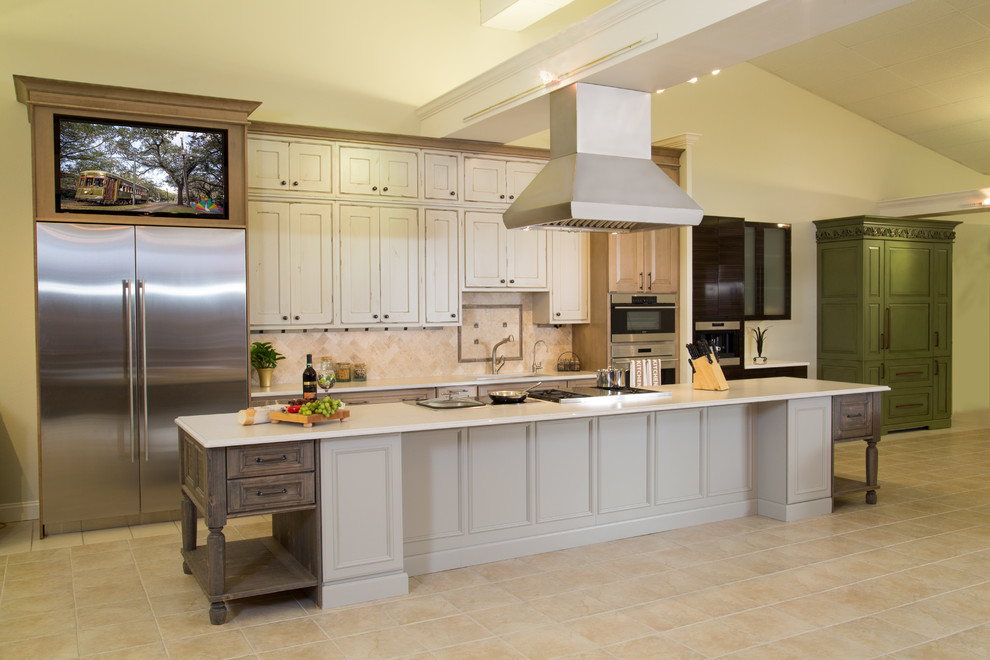 Idéer för att renovera ett stort vintage linjärt kök och matrum, med en enkel diskho, luckor med profilerade fronter, grå skåp, bänkskiva i kvarts, flerfärgad stänkskydd, stänkskydd i stenkakel, rostfria vitvaror, klinkergolv i porslin och en köksö