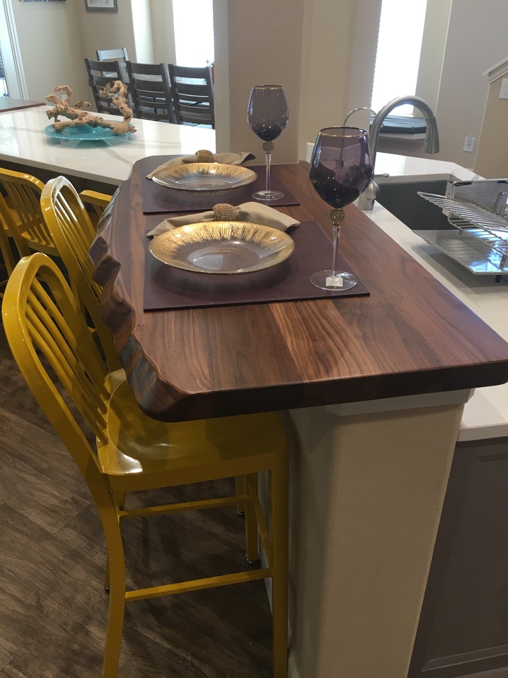 Foto di un'ampia cucina ad ambiente unico tradizionale con top in legno, pavimento in gres porcellanato, pavimento marrone e top marrone