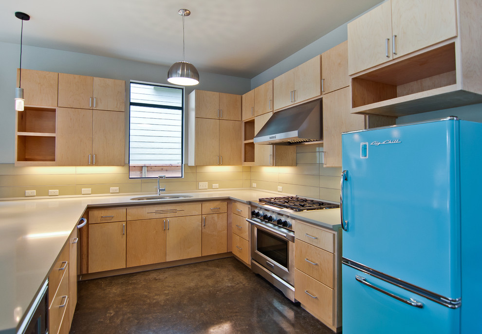 На фото: п-образная кухня в стиле ретро с цветной техникой, плоскими фасадами, светлыми деревянными фасадами и желтым фартуком