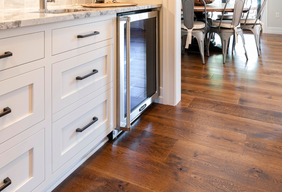 Foto di una cucina abitabile classica con top in granito, elettrodomestici in acciaio inossidabile e pavimento in legno massello medio
