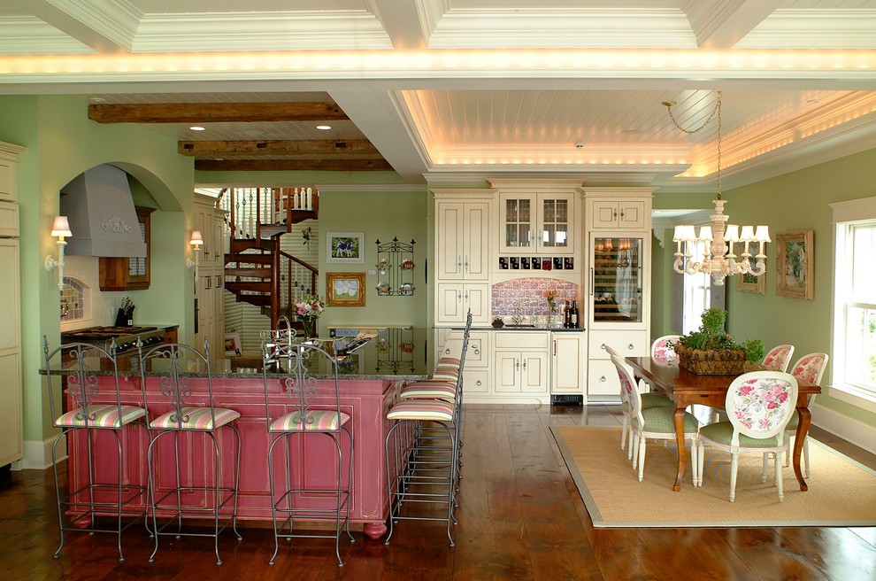 Exempel på ett stort klassiskt kök, med en rustik diskho, luckor med profilerade fronter, beige skåp, granitbänkskiva, flerfärgad stänkskydd, stänkskydd i mosaik, integrerade vitvaror, mörkt trägolv och en köksö