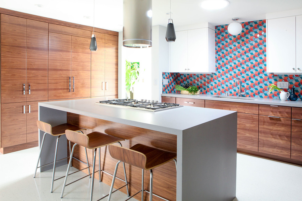 Idéer för ett modernt kök, med en undermonterad diskho, släta luckor, skåp i mellenmörkt trä, bänkskiva i kvarts, flerfärgad stänkskydd, stänkskydd i keramik, rostfria vitvaror, vinylgolv, en köksö och vitt golv