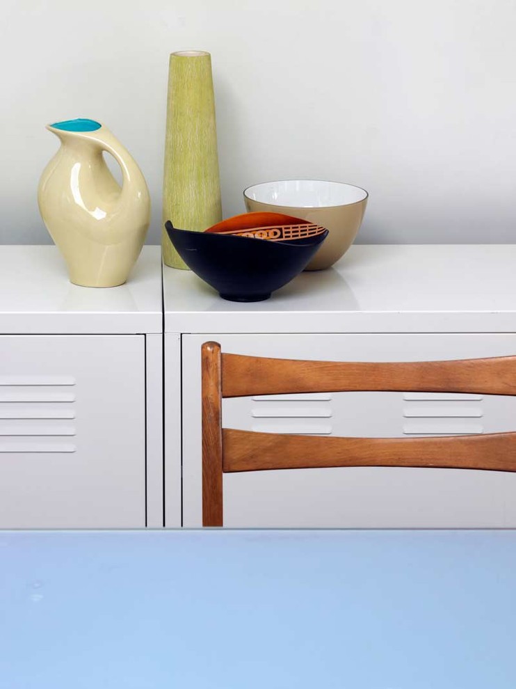 Foto de cocina minimalista con puertas de armario blancas