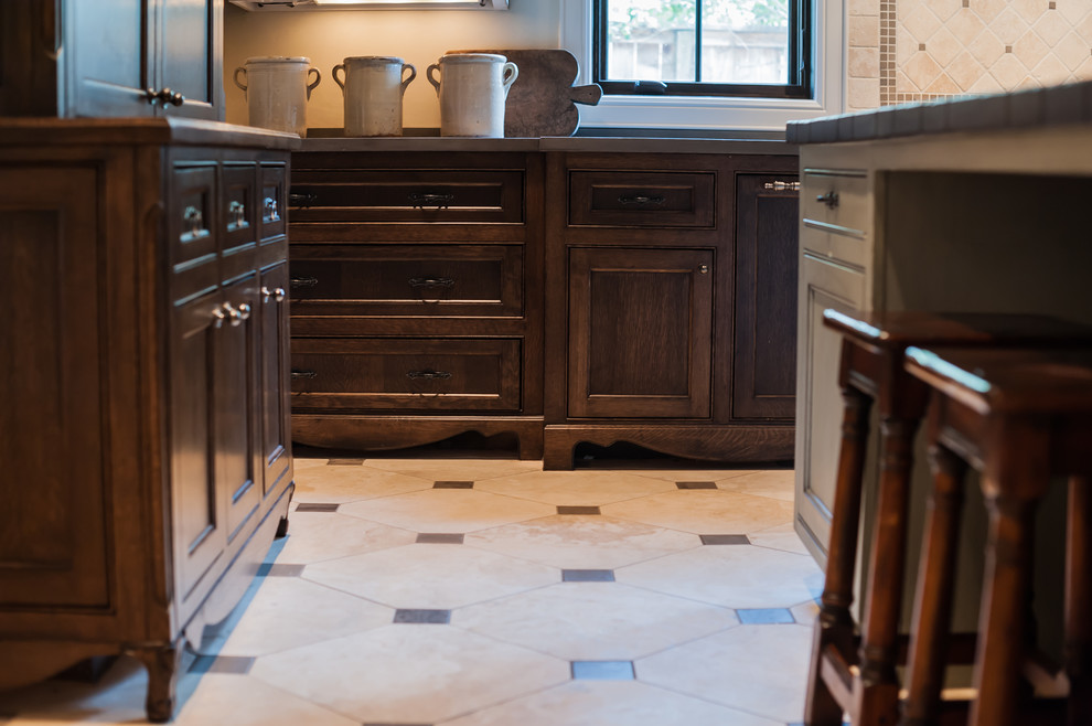 Foto på ett stort vintage grå linjärt kök och matrum, med en rustik diskho, luckor med upphöjd panel, bruna skåp, bänkskiva i betong, vitt stänkskydd, stänkskydd i mosaik, rostfria vitvaror, marmorgolv, en köksö och vitt golv