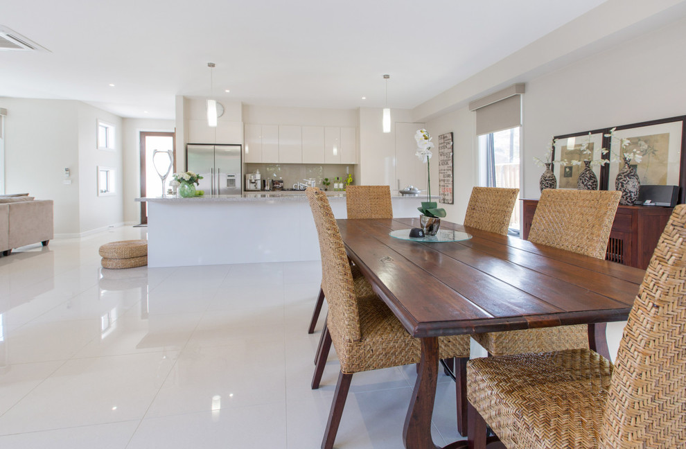 На фото: кухня в стиле модернизм с обеденным столом и полом из керамической плитки