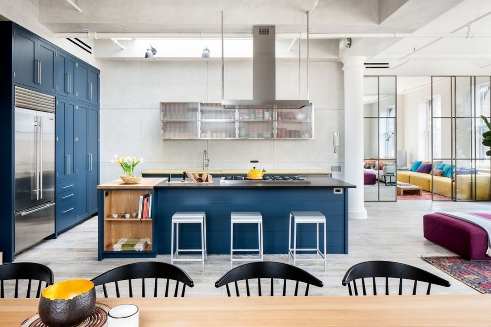 Offene Moderne Küche mit Unterbauwaschbecken, Schrankfronten im Shaker-Stil, blauen Schränken, Küchengeräten aus Edelstahl und Kücheninsel in Sonstige