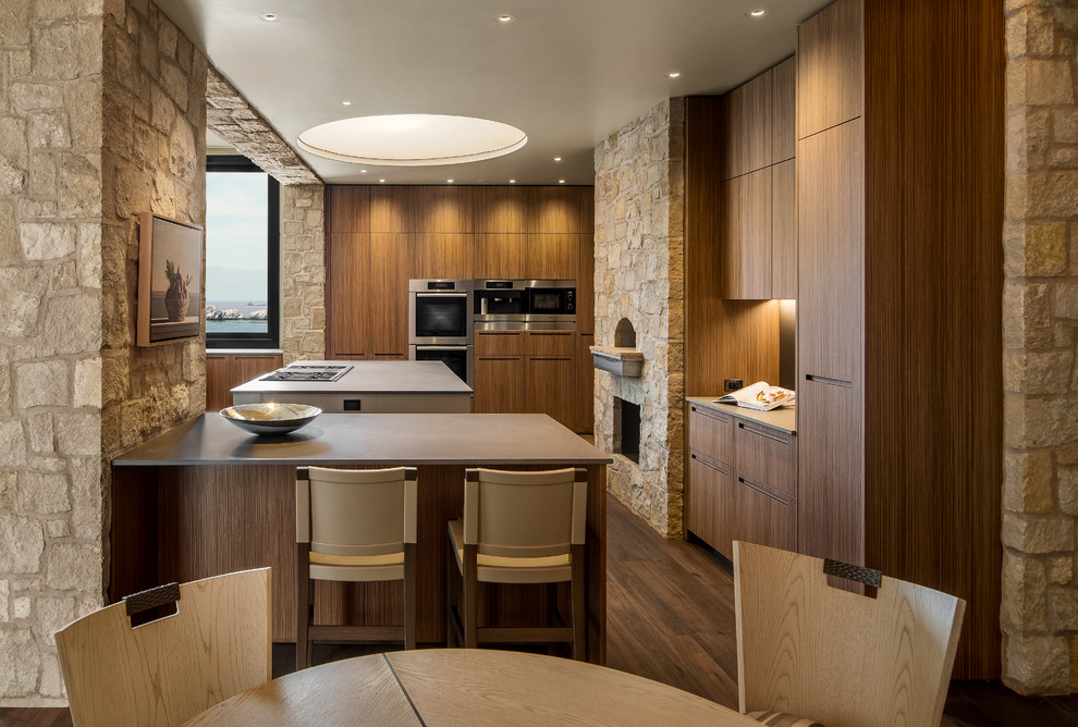 Moderne Küche in U-Form mit flächenbündigen Schrankfronten, hellbraunen Holzschränken, Küchengeräten aus Edelstahl, dunklem Holzboden und Kücheninsel in San Francisco