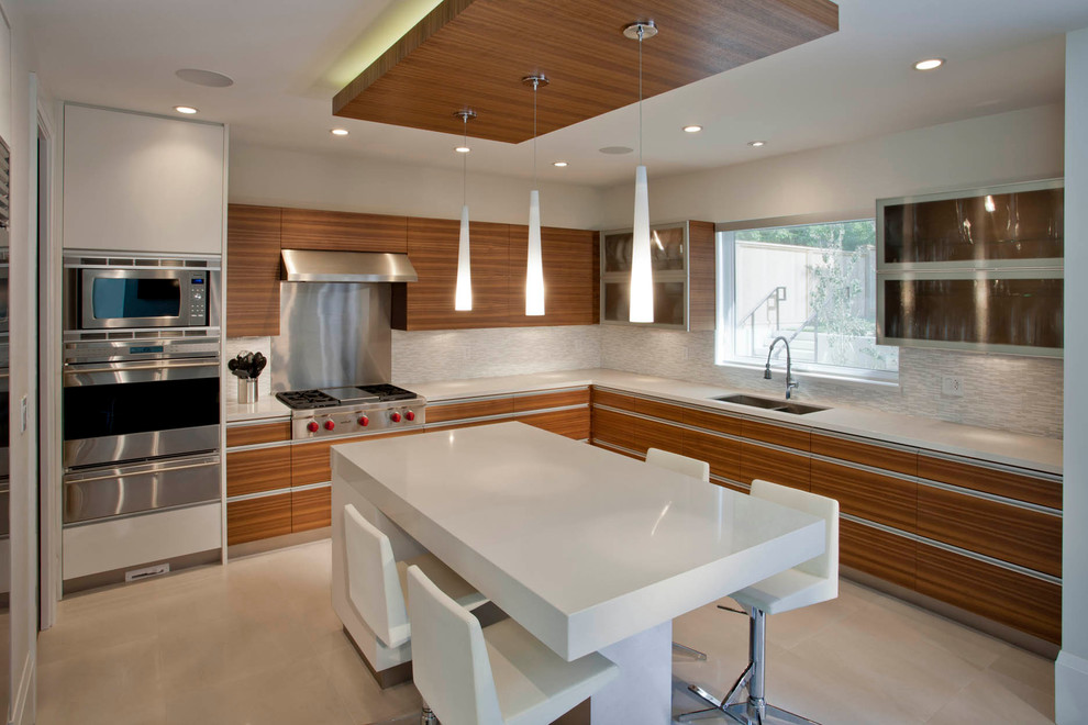 Exempel på ett stort modernt kök, med en integrerad diskho, luckor med upphöjd panel, bänkskiva i kvarts, grått stänkskydd, stänkskydd i porslinskakel, rostfria vitvaror, skiffergolv och en köksö