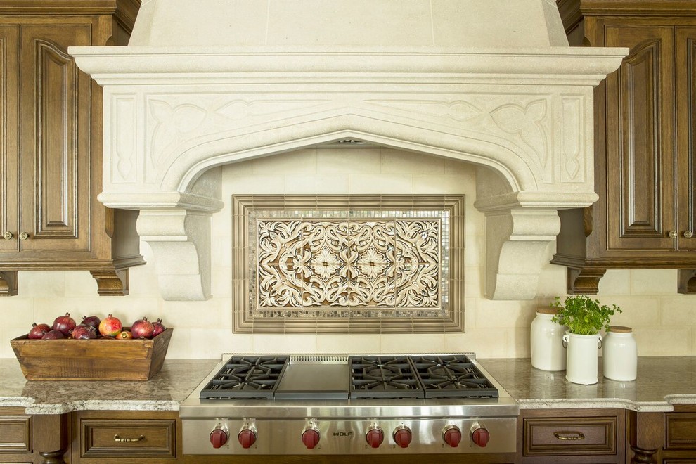Foto di una cucina tradizionale con lavello stile country, ante in legno scuro, top in granito, paraspruzzi beige e elettrodomestici in acciaio inossidabile