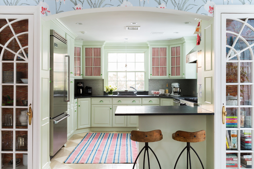 Exempel på ett mellanstort eklektiskt kök, med en undermonterad diskho, luckor med upphöjd panel, gröna skåp, bänkskiva i täljsten, flerfärgad stänkskydd, stänkskydd i mosaik, rostfria vitvaror, målat trägolv och en halv köksö