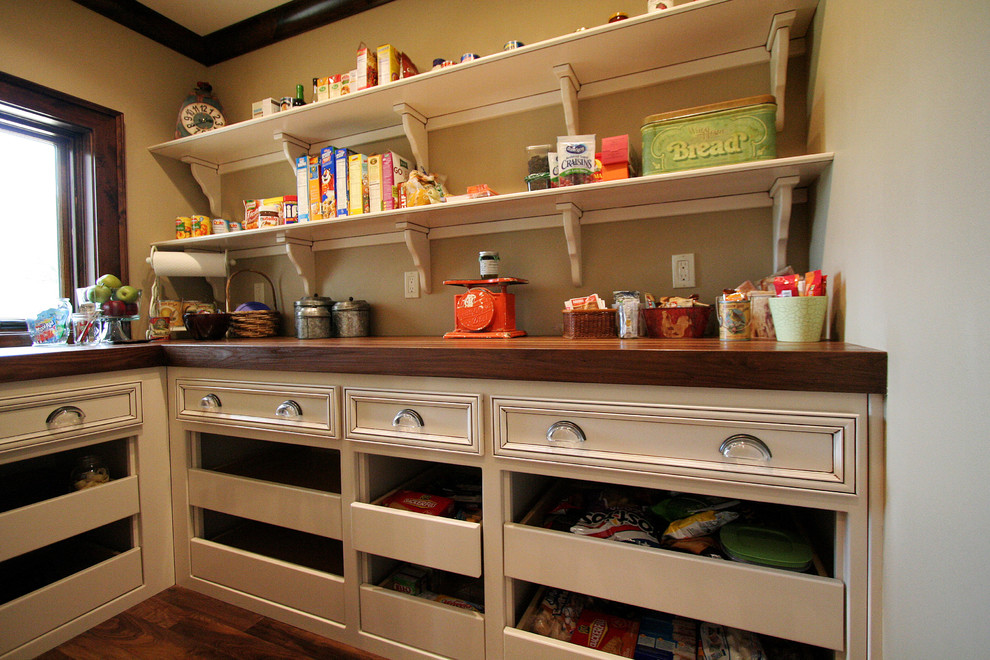 Klassische Küche mit Vorratsschrank, offenen Schränken, weißen Schränken, Arbeitsplatte aus Holz und braunem Holzboden in Kansas City