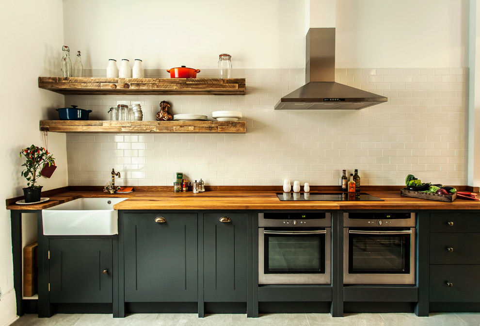 Свежая идея для дизайна: кухня в стиле лофт с деревянной столешницей - отличное фото интерьера