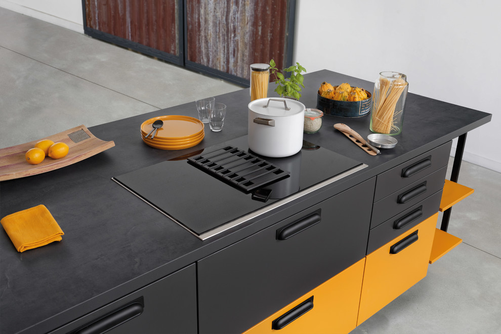 Inspiration för stora moderna svart kök och matrum, med en undermonterad diskho, släta luckor, laminatbänkskiva, svarta vitvaror och en köksö