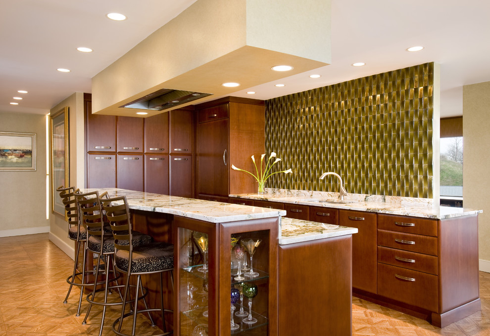 Zweizeilige Moderne Küche mit flächenbündigen Schrankfronten, dunklen Holzschränken und Küchenrückwand in Metallic in Boston