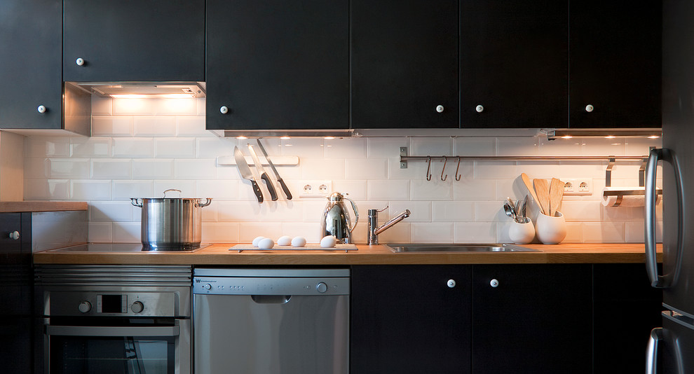 Ejemplo de cocina actual con electrodomésticos de acero inoxidable y con blanco y negro