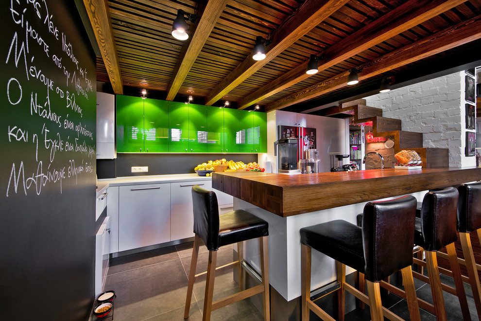 Свежая идея для дизайна: кухня в стиле фьюжн - отличное фото интерьера