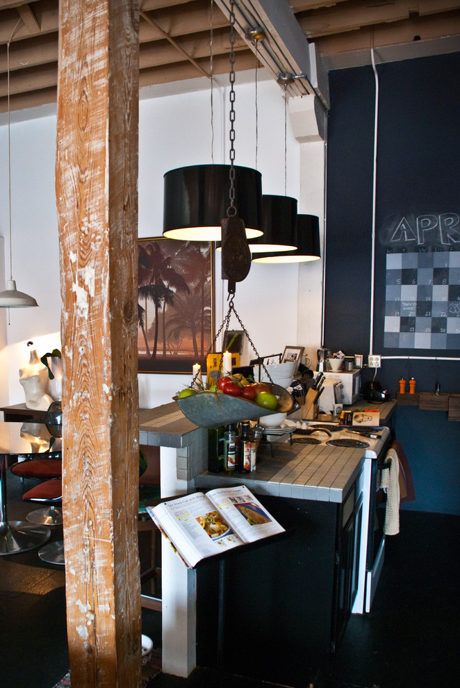 На фото: большая параллельная кухня в современном стиле с обеденным столом, столешницей из плитки, серым фартуком, фартуком из керамогранитной плитки, белой техникой и темным паркетным полом без острова