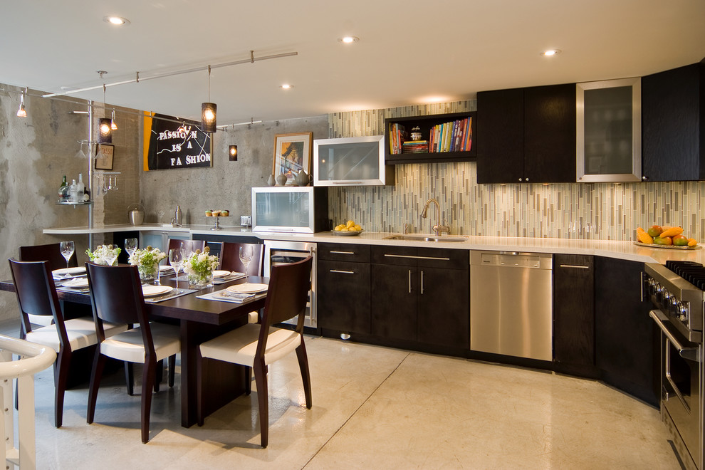 На фото: кухня в современном стиле с обеденным столом, темными деревянными фасадами, разноцветным фартуком и фартуком из удлиненной плитки
