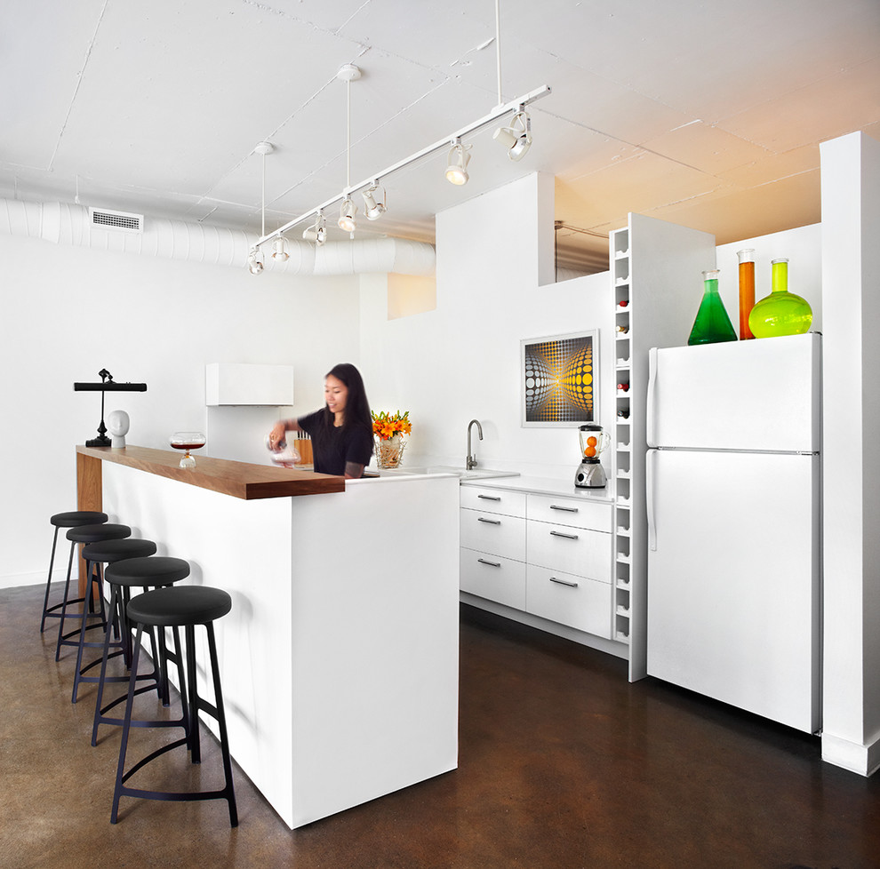 Retro Küche mit flächenbündigen Schrankfronten, weißen Schränken, weißen Elektrogeräten und Kücheninsel in Toronto