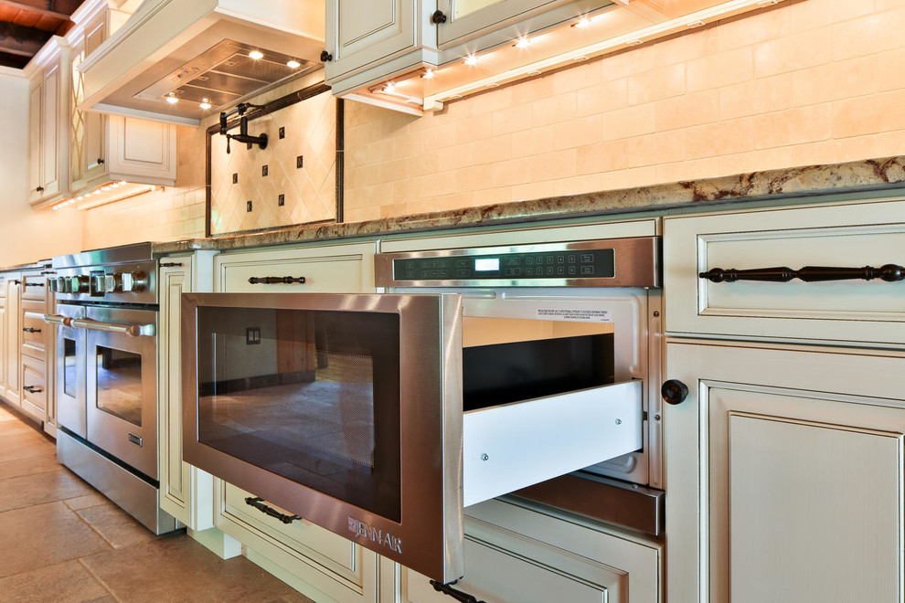 Idéer för rustika kök, med en rustik diskho, luckor med upphöjd panel, svarta skåp, granitbänkskiva, integrerade vitvaror, klinkergolv i porslin och en köksö