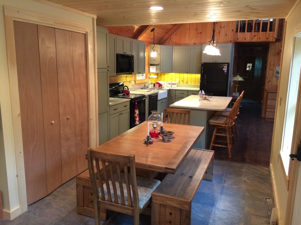 Foto di una cucina stile rurale di medie dimensioni con lavello stile country, ante in stile shaker, ante grigie, top in laminato, elettrodomestici neri e parquet scuro