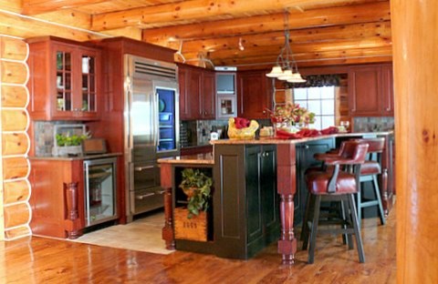 Foto på ett stort rustikt kök, med en dubbel diskho, luckor med upphöjd panel, skåp i mörkt trä, granitbänkskiva, flerfärgad stänkskydd, stänkskydd i stenkakel, rostfria vitvaror, mellanmörkt trägolv och en köksö