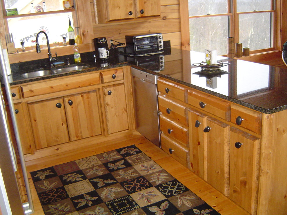 Imagen de cocina rural con encimera de granito y electrodomésticos de acero inoxidable