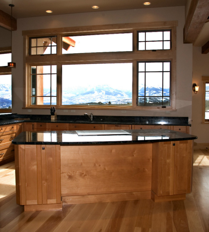 Imagen de cocina contemporánea grande abierta con armarios estilo shaker, puertas de armario de madera clara, encimera de granito, suelo de madera clara y una isla