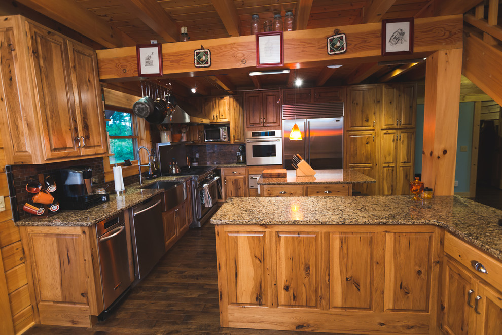Idéer för att renovera ett stort rustikt kök, med en rustik diskho, luckor med upphöjd panel, skåp i mellenmörkt trä, bänkskiva i kvarts, stänkskydd med metallisk yta, stänkskydd i metallkakel, rostfria vitvaror, mellanmörkt trägolv och flera köksöar
