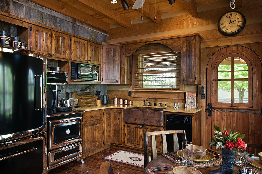Idéer för ett litet klassiskt kök, med en rustik diskho, luckor med profilerade fronter, skåp i mellenmörkt trä, granitbänkskiva, brunt stänkskydd, stänkskydd i trä, rostfria vitvaror, mellanmörkt trägolv och brunt golv