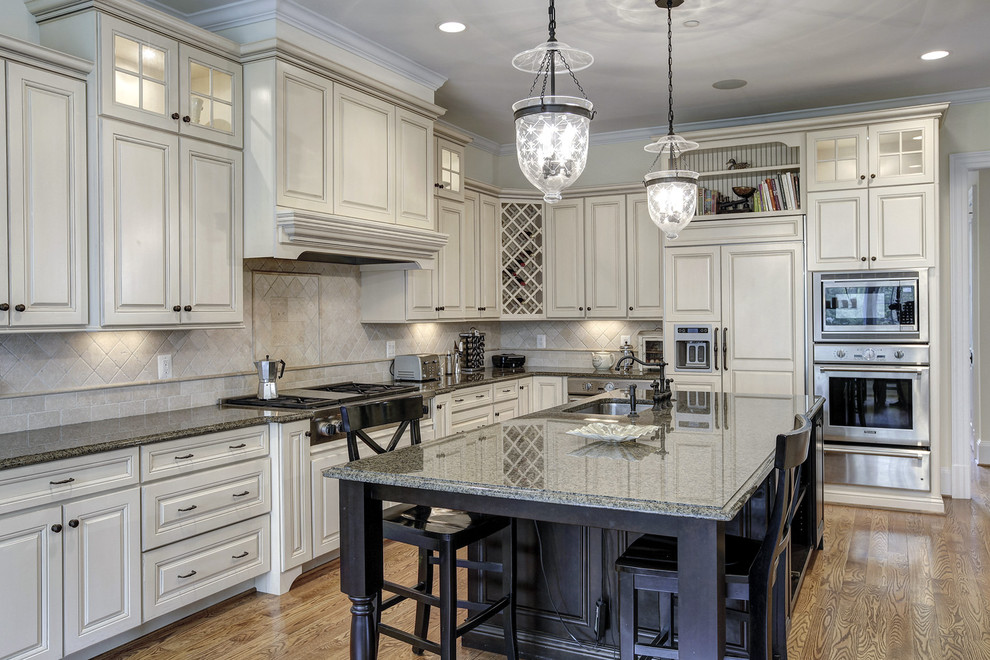 Foto de cocina clásica con salpicadero de azulejos tipo metro y electrodomésticos de acero inoxidable